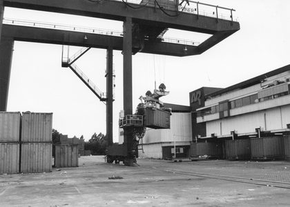 841689 Gezicht op het overslagbedrijf van Afvalverwerking Rijnmond N.V. (AVR, Isotopenweg 3) te Utrecht.